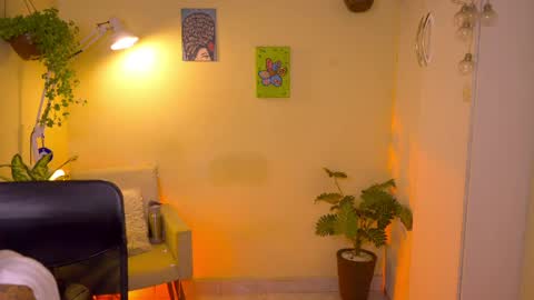 Snapshot of blueflora chatting on 7, 4, 2026 FLORAA online show from 7, 4, 2026