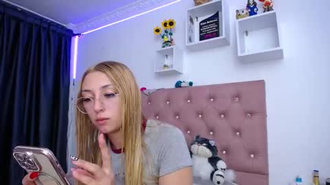 Snapshot of bonny_clyde_xx_ chatting on 10, 10, 2025 Soffy Brooks Independent model online show from 10, 10, 2025