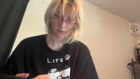 Snapshot of boywithbug chatting on 3, 6, 2026 boywithbug online show from 3, 6, 2026