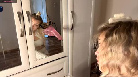 Snapshot of brendelle chatting on 21, 4, 2026 Mia online show from 21, 4, 2026