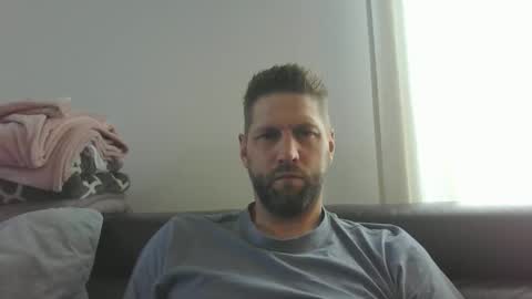 bubblebee1982 online show from 12, 9, 2025