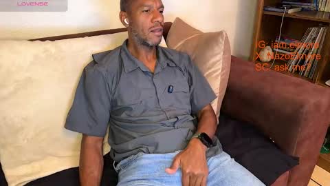 My name is Robert  Dont be shysay hi I love to chat. For requests or dirty talk please use tips  online show from 28, 3, 2026