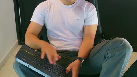 Snapshot of camara110 chatting on 28, 1, 2025 camara110 online show from 28, 1, 2025