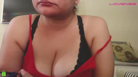 Snapshot of camiilahotxxx chatting on 21, 10, 2025 Camila  online show from 21, 10, 2025