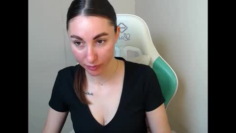 Snapshot of cammila_horn chatting on 25, 4, 2026 cammila horn online show from 25, 4, 2026