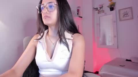 Snapshot of caroliine__ chatting on 5, 10, 2025 Caroline online show from 5, 10, 2025