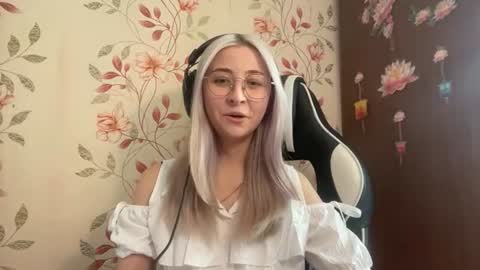 Snapshot of casandrabremme chatting on 17, 6, 2026 Mia online show from 17, 6, 2026