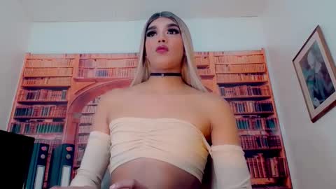 Snapshot of catalella_ar chatting on 16, 12, 2025 Queen Catalella online show from 16, 12, 2025