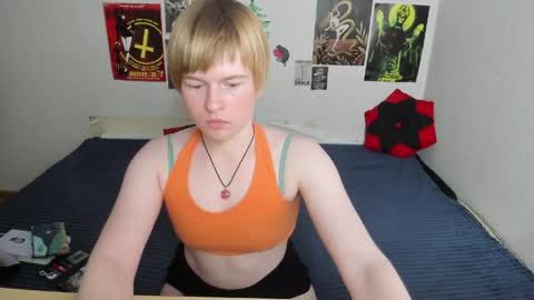 cattie_w_ online show from 24, 4, 2026