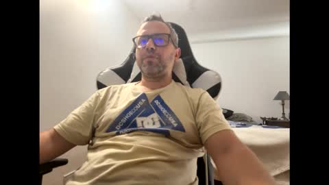 Snapshot of ccmhp1 chatting on 20, 10, 2025 Tomys online show from 20, 10, 2025