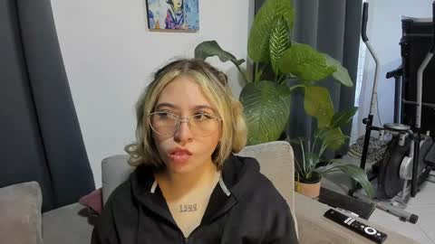 Snapshot of ccuteass chatting on 4, 12, 2024 ccuteass online show from 4, 12, 2024