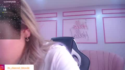Snapshot of channel_blonde_a chatting on 16, 1, 2025 channel_blonde_a online show from 16, 1, 2025