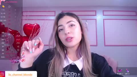 Snapshot of channel_blonde_a chatting on 4, 2, 2025 channel_blonde_a online show from 4, 2, 2025