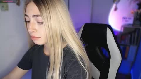 Snapshot of channel_blonde_a chatting on 15, 10, 2025 channel_blonde_a online show from 15, 10, 2025