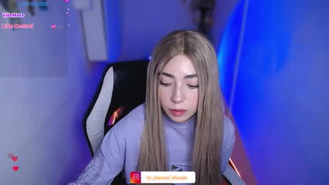 Snapshot of channel_blonde_a chatting on 27, 11, 2025 channel_blonde_a online show from 27, 11, 2025