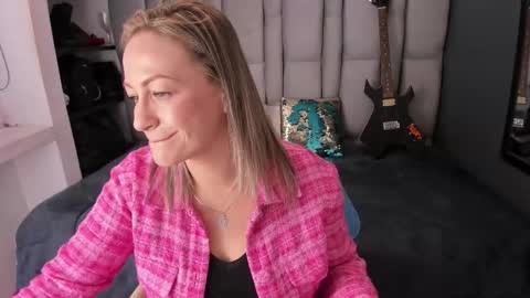 Snapshot of charlot_milf chatting on 2, 12, 2025 Charlot milf online show from 2, 12, 2025