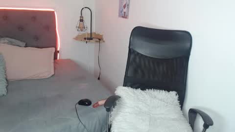 cherry_darck online show from 4, 3, 2026