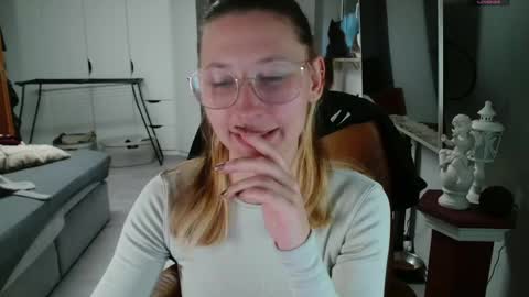 Snapshot of cherryangle chatting on 16, 4, 2026 Leonie online show from 16, 4, 2026
