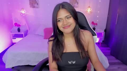 Snapshot of cherryvixen_ chatting on 20, 10, 2025 Cherry Vixen online show from 20, 10, 2025