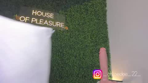 Snapshot of chloe_dee_ chatting on 22, 9, 2025 Chloe online show from 22, 9, 2025