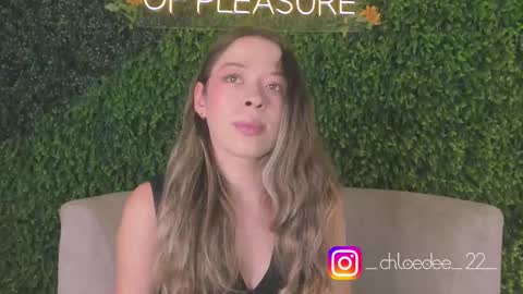 Snapshot of chloe_dee_ chatting on 2, 10, 2025 Chloe online show from 2, 10, 2025