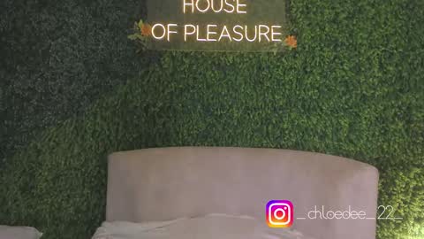 Snapshot of chloe_dee_ chatting on 3, 10, 2025 Chloe online show from 3, 10, 2025