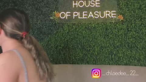 Snapshot of chloe_dee_ chatting on 6, 10, 2025 Chloe online show from 6, 10, 2025