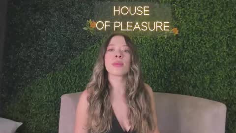 Snapshot of chloe_dee_ chatting on 14, 10, 2025 Chloe online show from 14, 10, 2025