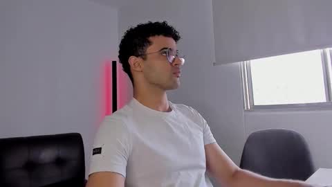 Im Chirs IM MODEL INDEPENDT online show from 30, 9, 2025