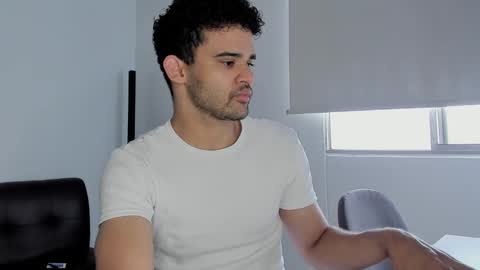 Im Chirs IM MODEL INDEPENDT online show from 20, 10, 2025