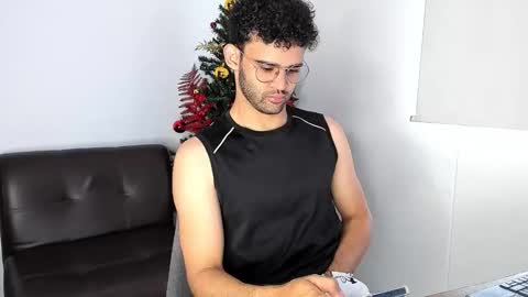 Im Chirs IM MODEL INDEPENDT online show from 4, 12, 2025