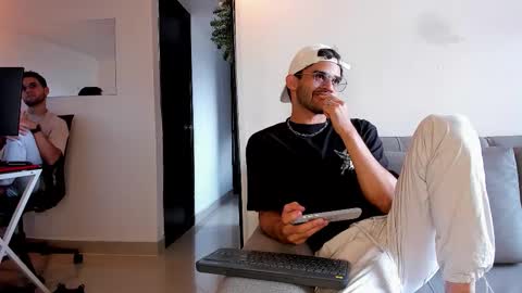 Im Chirs IM MODEL INDEPENDT online show from 15, 12, 2025