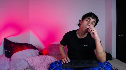 Snapshot of chriss_wg_ chatting on 14, 10, 2025 Christian Wang online show from 14, 10, 2025