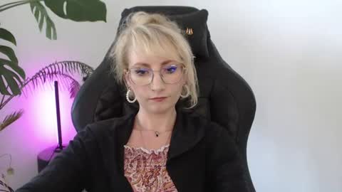 Snapshot of cinderellamoon chatting on 14, 7, 2026 Cinderella online show from 14, 7, 2026