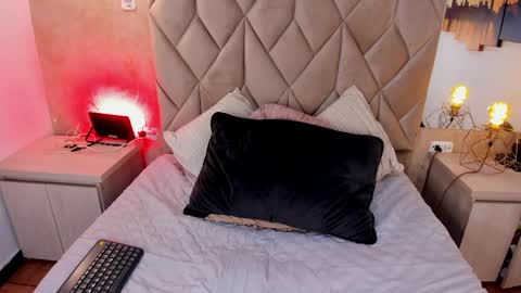 Laura  online show from 28, 4, 2026