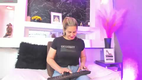 Cinthya  online show from 19, 2, 2026