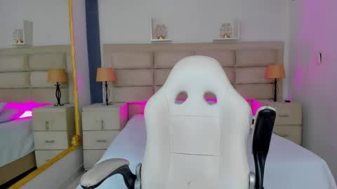 CintiaCollins  online show from 5, 12, 2025