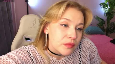 Collen Mon Tue Wed Thu Fri GMT 3 0300am - 0900am  online show from 21, 4, 2026