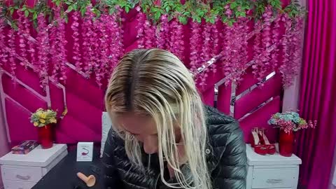 Snapshot of constansblonde chatting on 7, 1, 2025 Constans online show from 7, 1, 2025