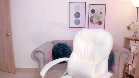 Corina White online show from 11, 11, 2025