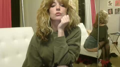 Snapshot of corinnebijou chatting on 5, 3, 2025 CorinneBijou online show from 5, 3, 2025