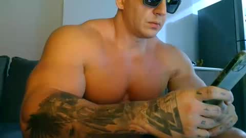 Snapshot of couplemuscle40 chatting on 23, 9, 2025 couplemuscle40 online show from 23, 9, 2025