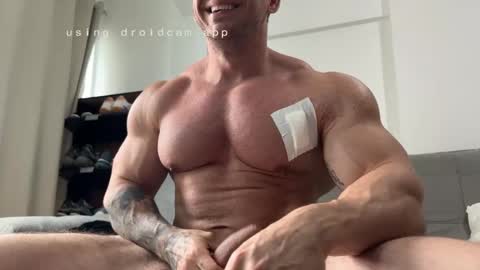 couplemuscle40 online show from 18, 11, 2025