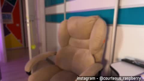 Snapshot of courteous_raspberrrry chatting on 12, 9, 2025 Rose Roys my online show from 12, 9, 2025