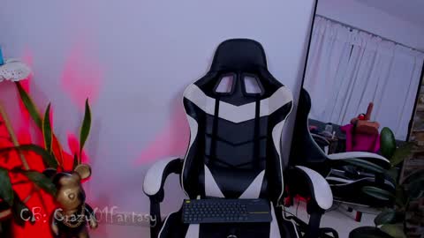 Snapshot of crazy01fantasy chatting on 25, 1, 2025 Laura online show from 25, 1, 2025