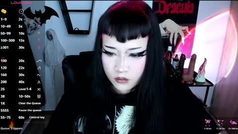 Snapshot of cristal_kosh chatting on 8, 11, 2025 Cris online show from 8, 11, 2025