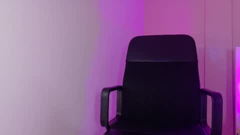 Nicole  Connection time 220pm-910pmCol online show from 17, 10, 2025