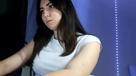 Snapshot of crystabeckelhimer chatting on 26, 11, 2025 Alie online show from 26, 11, 2025