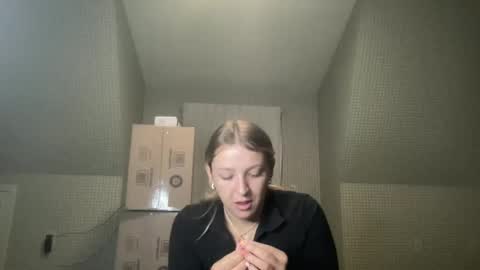 CrystalBabyy online show from 25, 10, 2025