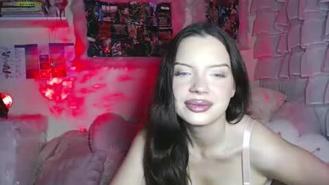 Snapshot of crystalsweet2000 chatting on 4, 11, 2025 MissCrystal online show from 4, 11, 2025